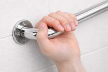 Esta barra de apoyo de está fabricada en acero inoxidable y presenta un diseño sencillo y funcional. Su superficie lisa y acabado brillante la hacen ideal para baño, aseo, zona de ducha, pasillo y otros espacios del hogar. El material metálico es resistente, duradero y de fácil limpieza para el uso diario. Su estructura de montaje en pared ofrece una sujeción cómoda y práctica como apoyo cotidiano. Incluye tornillos y accesorios de instalación para una colocación más conveniente. - B - Ver 4