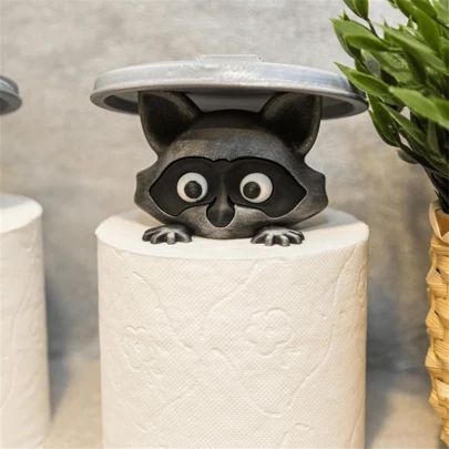 1 件趣味新奇厕纸架 - 搞笑浴室装饰恶搞礼物 - 适合家庭、办公室或客用浴室的奇特卫生间配件 - 顽皮浣熊浴室收纳架创意装饰，易于安装，无需工具即可组装，浣熊主题浴室装饰品