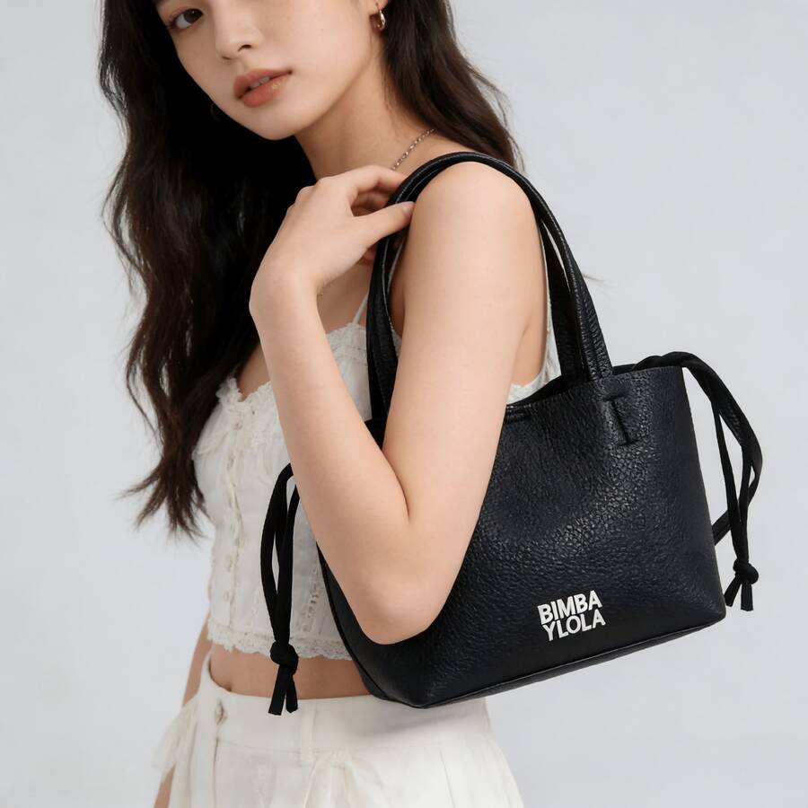 Bolso de hombro de PVC suave de color liso para mujer con cierre de cordón, bolsillo integrado para teléfono móvil e identificación, bolso minimalista para la ciudad, ideal para ir al trabajo, al campus o a la oficina, disponible en muchos colores. - Negro - Ver 1