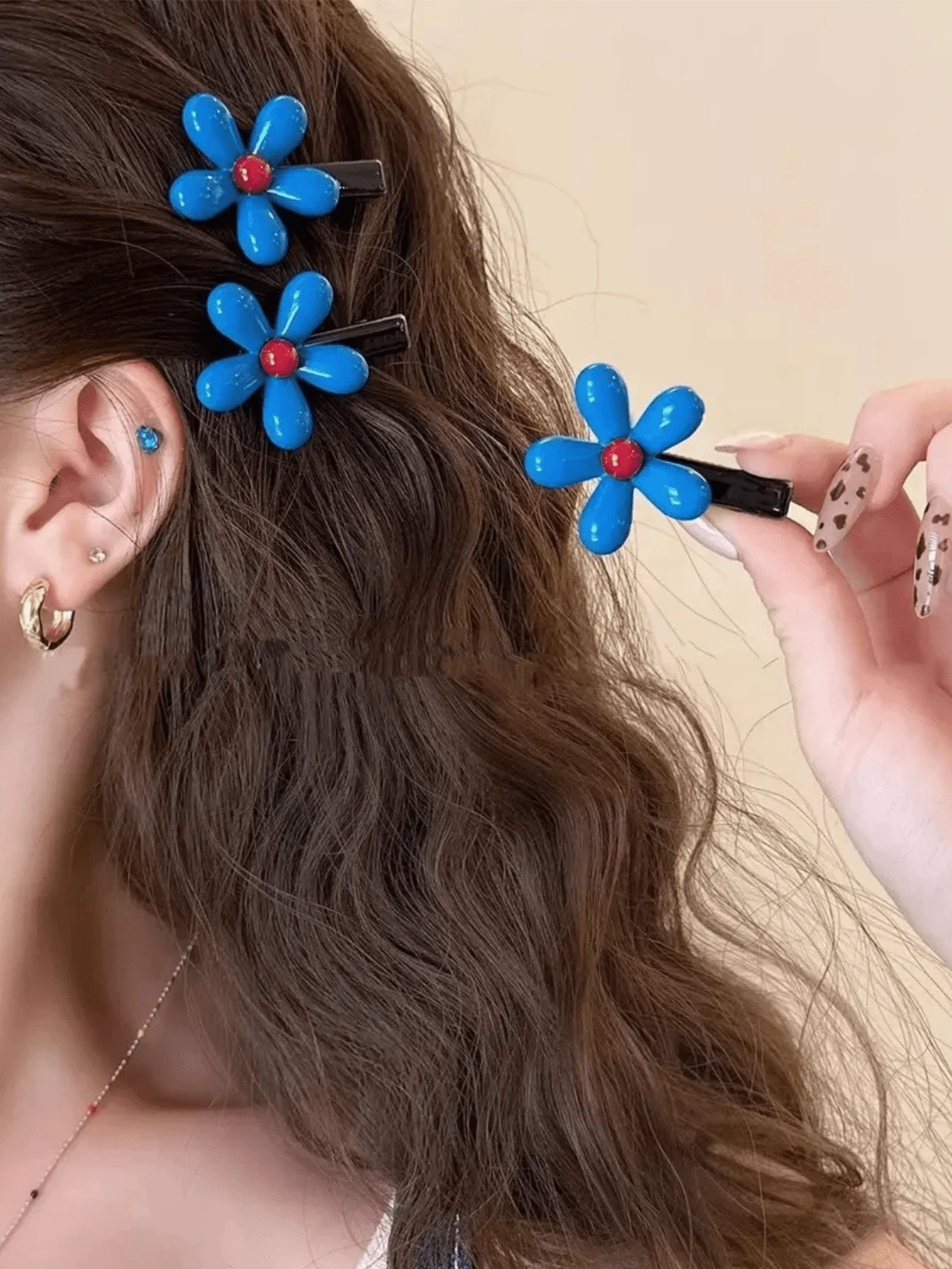 3 piezas de clips para el cabello con flores de estilo coreano en contraste de color rojo y azul, clips para el flequillo lateral para mujeres, clips de caimán de temperamento dulce para el cabello rebelde de la frente - Azul - Ver 1