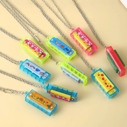 1 chiếc vòng cổ hình kèn harmonica mini có thể chơi được và móc khóa 4 lỗ 4 âm, đồ chơi nhạc cụ bằng nhựa hoạt hình, quà tặng lý tưởng cho các bữa tiệc và món quà hoàn hảo.