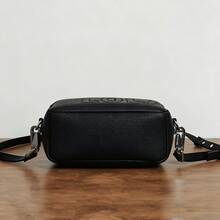 1 Bolso de hombro de piel sintética con letras LOLA en relieve, correa de hombro ajustable, cierre con cremallera, disponible en varios colores, modelo versátil para todo el año, útil para ir al trabajo, de compras y para el campus, bolso de hombro asequible para mujeres. - Negro - Ver 4