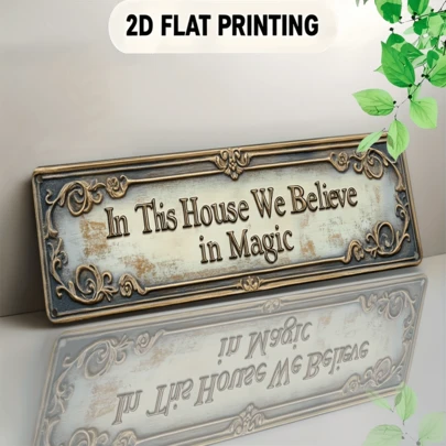 Biển hiệu phẳng 2D phong cách cổ điển với đường viền tinh xảo và chữ in đậm - "Trong ngôi nhà này, chúng tôi tin vào phép màu" - Tấm trang trí châu Âu thanh lịch cho nhà ở, văn phòng, quán bar, nhà hàng hoặc làm quà tặng, tranh treo tường bền chắc với tông màu đất, hoàn hảo cho phòng khách, phòng ngủ hoặc không gian ngoài trời.