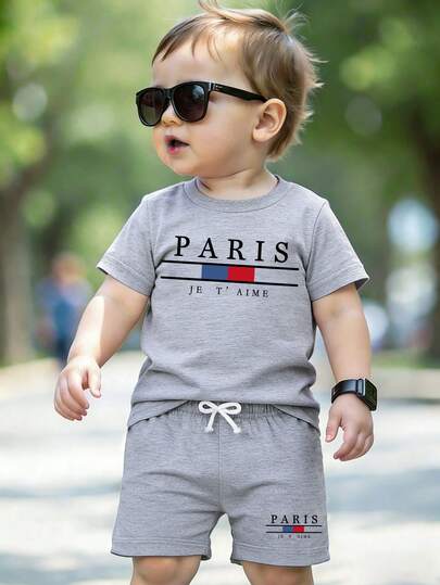 Bộ quần áo thường ngày cho bé trai gồm áo thun ngắn tay in chữ và quần short.