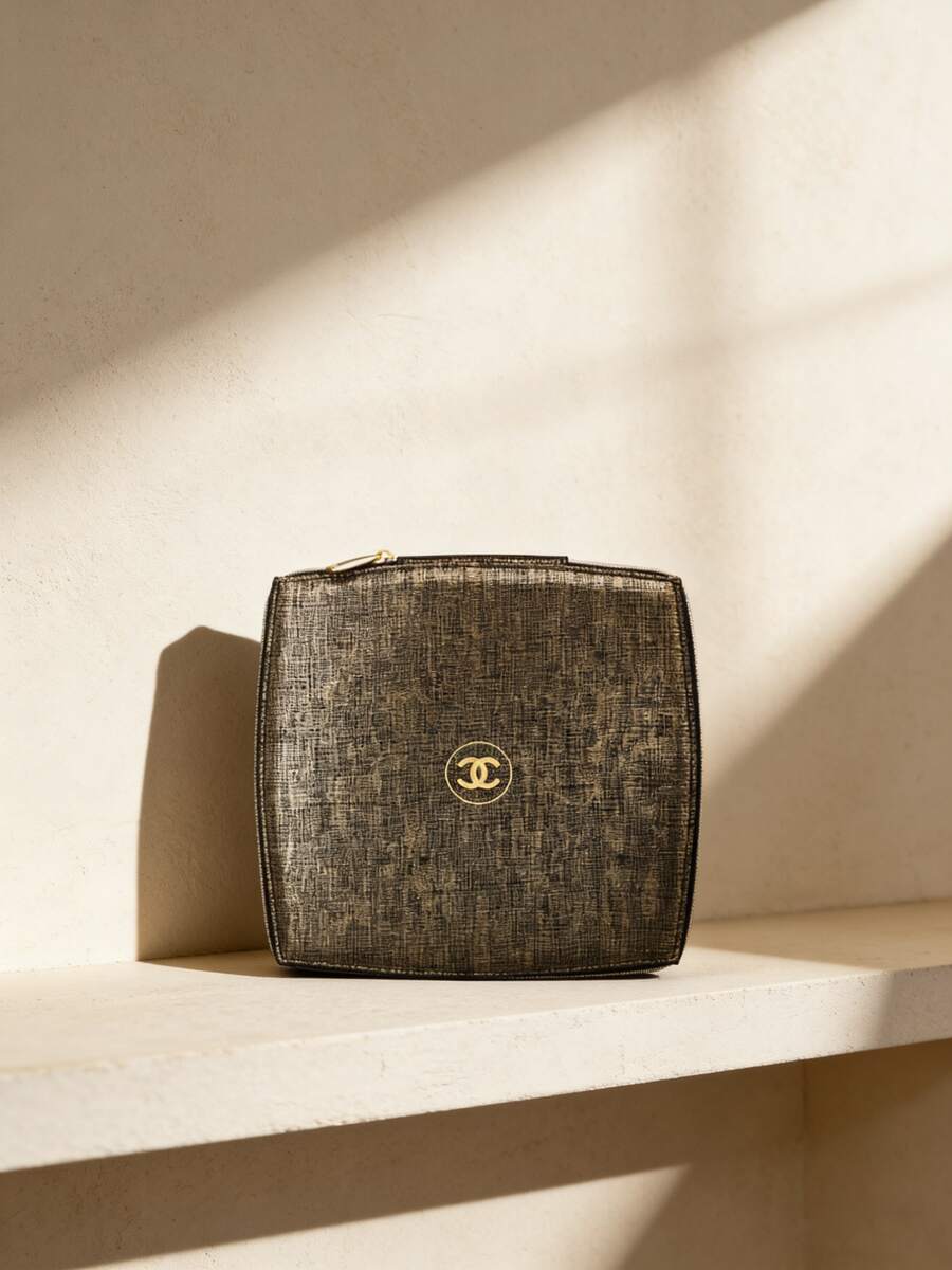 CHANEL 新款高端化妆包，珠宝收纳/化妆盒，时尚收纳盒，尺寸：18*18*4厘米 - 黑金色 - 查看 1