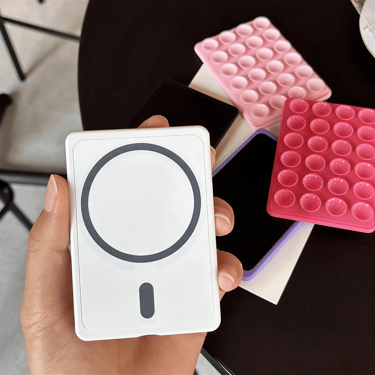 Giá đỡ điện thoại bằng silicon hút chân không tương thích MagSafe mới, giá đỡ điện thoại từ tính mạnh có thể tháo rời để gắn tường, tủ lạnh, bàn làm việc, xem phim rảnh tay.