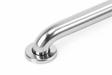 Esta barra de apoyo de está fabricada en acero inoxidable y presenta un diseño sencillo y funcional. Su superficie lisa y acabado brillante la hacen ideal para baño, aseo, zona de ducha, pasillo y otros espacios del hogar. El material metálico es resistente, duradero y de fácil limpieza para el uso diario. Su estructura de montaje en pared ofrece una sujeción cómoda y práctica como apoyo cotidiano. Incluye tornillos y accesorios de instalación para una colocación más conveniente. - B - Ver 6