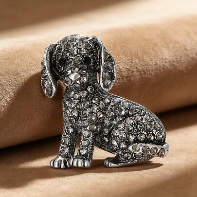 Ghim cài áo hình chó Dachshund cổ điển, làm từ kim loại mài mòn với các tinh thể lấp lánh, tái hiện chính xác tư thế ngồi sống động của chó Dachshund với vẻ tinh tế nhưng vẫn đầy vẻ tinh nghịch. Thích hợp để trang trí áo khoác, áo len, áo khoác denim, lý tưởng cho những người yêu thú cưng.