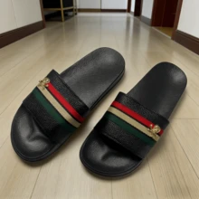 2026 Nuevas Sandalias de Hombre para Primavera/Verano con Decoración Especial de Calavera Dorada y Diseño de Rayas Tricolor, Suaves, de EVA Plana, Antideslizantes, para Uso Interior/Exterior, Cómodas y Duraderas, Adecuadas para Uso Diario, Vacaciones y Tiempo Libre - Negro - Ver 2
