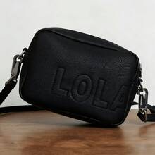 1 Bolso de hombro de piel sintética con letras LOLA en relieve, correa de hombro ajustable, cierre con cremallera, disponible en varios colores, modelo versátil para todo el año, útil para ir al trabajo, de compras y para el campus, bolso de hombro asequible para mujeres. - Negro - Ver 3