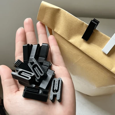1 chiếc kẹp niêm phong nhỏ tiện dụng để niêm phong lá trà, quả mộc qua và các loại ngũ cốc khác, giúp bạn không còn lo lắng đồ ăn bị ướt sau khi ăn. Một chiếc kẹp giữ cho đồ ăn luôn tươi ngon, chống ẩm và chống rò rỉ, rất cần thiết trong nhà bếp, văn phòng và khi đi du lịch để ngăn ngừa rò rỉ và giữ cho nhà bếp sạch sẽ và gọn gàng.