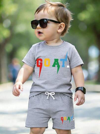 Bộ đồ thường ngày cho bé trai gồm áo thun ngắn tay cổ tròn in chữ và quần short.