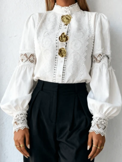 Blusa elegante blanca con mangas de linterna, cuello alto, parches de encaje y decoración de metal de estilo industrial