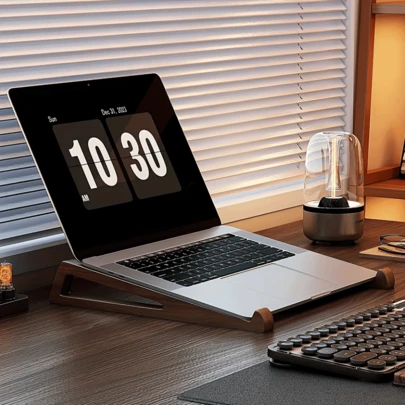 Suporte portátil dobrável de madeira para laptop - Ajuste ergonômico de ângulo (12°), com design de ventilação, bandeja triangular de madeira adequada para tablets e mini laptops, design compacto, acabamento em madeira natural.