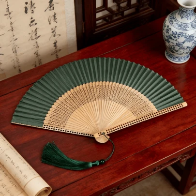 Abanico plegable de seda china vintage con borlas, abanico de mano clásico para mujeres, perfecto para Hanfu Qipao, danza tradicional y accesorios de fotografía, esencial para exteriores, jardín, viajes, artículos portátiles esenciales, artículos de playa, temporada de graduación, ceremonia de graduación, regalo de graduación, felicitaciones graduado, valedictorian, terminar la escuela, fiesta de graduación, artículos esenciales para exteriores, portátil de viaje, artículos esenciales de campamento, herramientas portátiles, artículos esenciales de verano