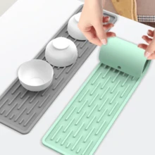 1 Khay hứng nước bằng silicon có cạnh hẹp, mềm mại và bền. Có thể đặt trực tiếp rau củ, trái cây lên đó để ráo nước. Miếng lót bồn rửa nhà bếp, miếng lót chống trượt cho thớt, miếng lót cách nhiệt, miếng lót chén đĩa. - A - Xem 5