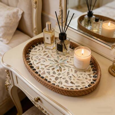 1 chiếc khay hình bầu dục kiểu Bohemian đan bằng mây, dùng để đựng trái cây, trang sức và trà.