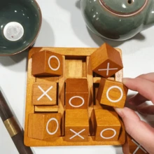 一套木制XO井字棋游戏，桌面版，成人家庭互动益智棋盘游戏玩具，包含9个棋子和1个底座，采用优质实木制成，完美适配咖啡桌、客厅、办公桌等场景。 - 彩色 - 查看 7