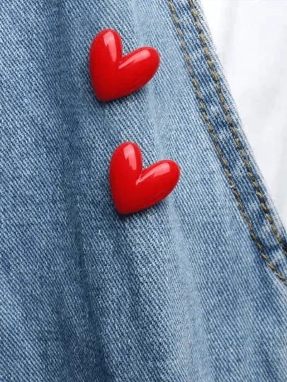 2 Pcs/Set, Bright Red Heart Brooch - Classic Simple Style, Durable Resin Material, Perfect For Decorating Girls' Bags And Shoes