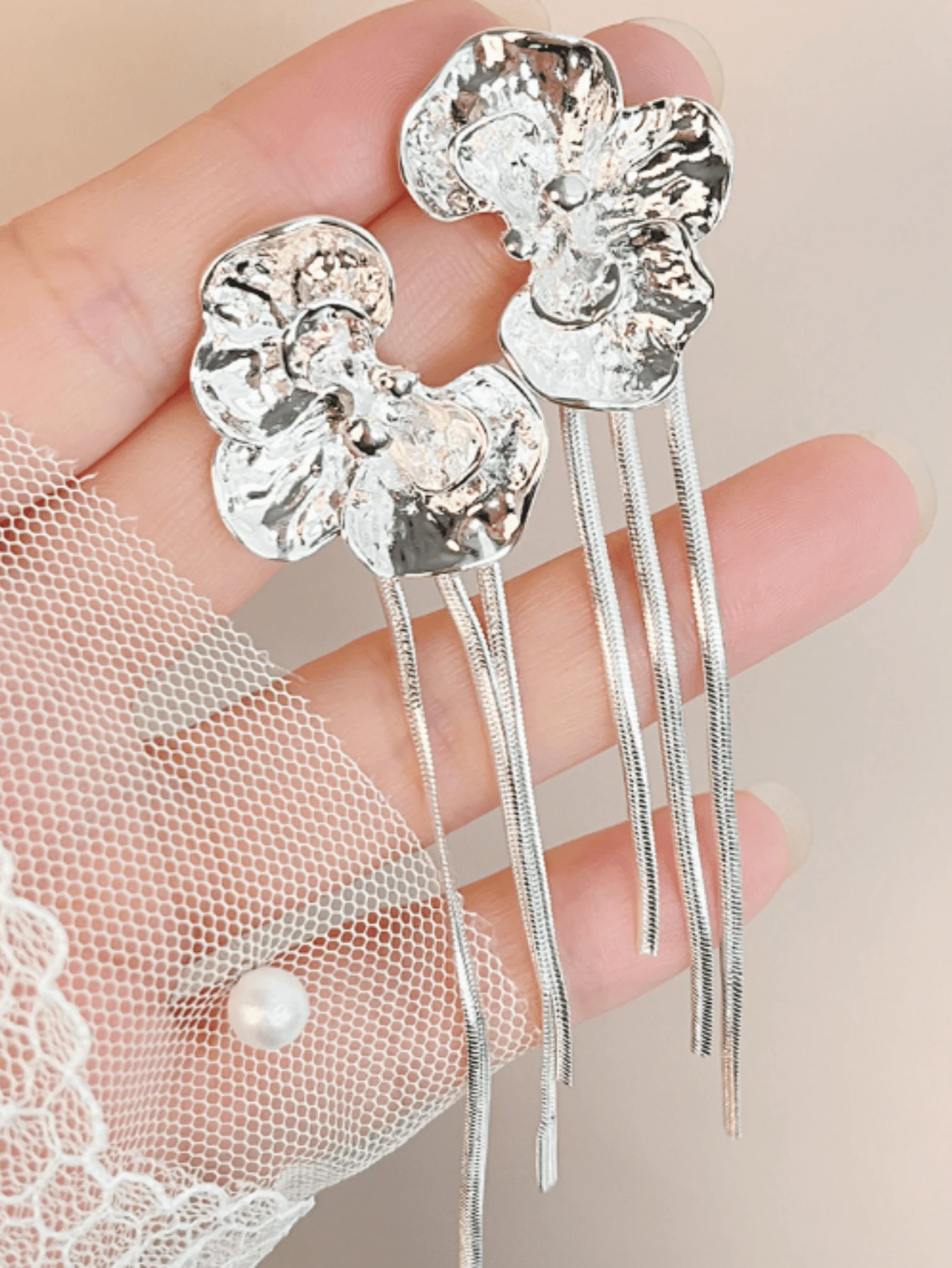 1 Pair New Elegant Metal Flower Tassel Earrings, Fashionable Asymmetrical Design Suitable For Women's Daily Wear, Gift - Silver - View 1