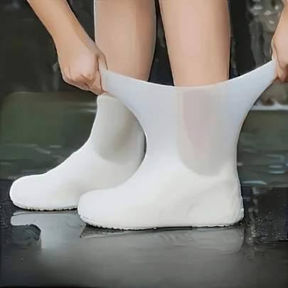 1 đôi bọc giày ngoài trời bằng cao su thiên nhiên chống thấm nước, được làm từ chất liệu cao su thiên nhiên dày dặn, có độ đàn hồi cao, chống thấm nước, chống trơn trượt, chống mài mòn, phù hợp với mọi kích cỡ chân, kèm túi đựng giày di động, nhẹ, dễ vệ sinh, có thể tái sử dụng, lý tưởng cho thời tiết mưa, đi làm, đạp xe, cắm trại, leo núi và các hoạt động ngoài trời khác.