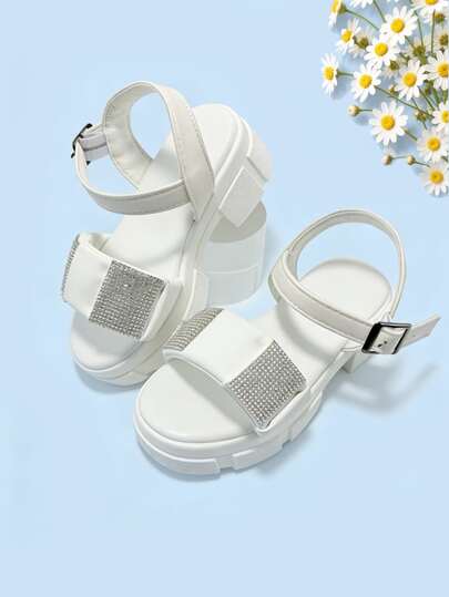 1双白色儿童凉鞋，女童防滑高跟凉鞋，可调节踝带设计，纯白色鞋面饰有水钻，适合夏季郊游、海滩、婚礼派对、日常穿着、休闲聚会等场合。