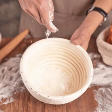 1 pezzo Cestino di lievitazione per pane rotondo in rattan da 13 cm con fodera, cestino per impasto di pane acido, utensile da cucina multifunzionale, cestino per modellare il pane fatto a mano, in materiale di rattan naturale, perfetto per la panificazione con lievito e pasta acida - Strumento essenziale per la panificazione artigianale per uso domestico e professionale, lievitazione del pane, produzione di pane fatto in casa, cestino per la lievitazione del pane, accessori per la panificazione, utensile per pane fatto a mano, adatto per tutti i 12 mesi - Bianco - Visualizzare 3