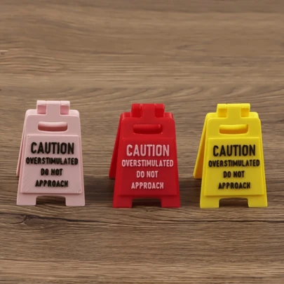 1 bảng tên để bàn, món quà bảng tên để bàn dễ thương dành cho bạn trai/bạn gái. Cảnh báo: Không được đến gần bàn, vì có thể gây kích động quá mức. Thích hợp để trang trí trong nhà, trang trí nhà cửa, đồ trang trí, vật dụng gia đình nhỏ, biển báo cảnh báo văn phòng và đồ trang trí bàn làm việc nhỏ.