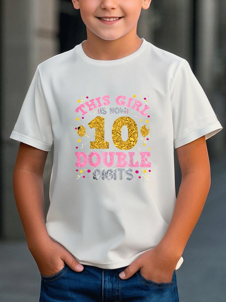 Estampado colorido con mensaje divertido que celebra cumplir 10 años con globos dorados y letras alegres ideales para fiestas y cumpleaños Camiseta de niño 100% algodón cómoda y suave para uso diario - Blanco - Ver 1