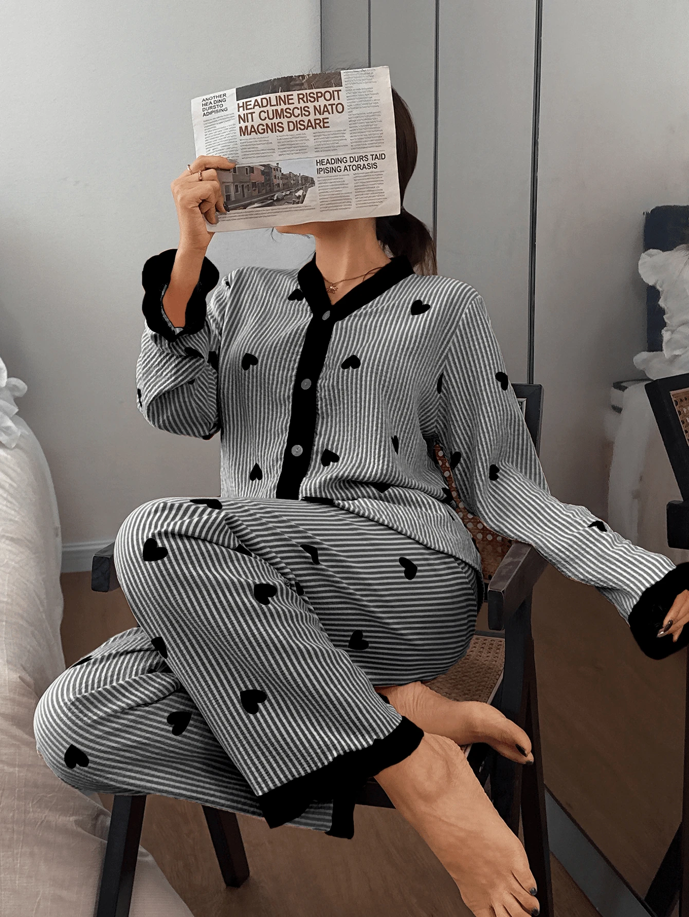優雅女款睡衣套裝-愛心圖案V領長袖上衣與長褲,輕盈居家睡衣,情人節禮物 - 黑色 - 查看 1