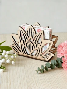 1 Peça Suporte de Cartão de Madeira, Organizador de Cartão de Madeira Maciça, Caixa de Armazenamento, Design Vazado Retrô, Clipe de Cartão, Suporte de Lenço, Organizador de Mesa Decorativo para Casa e Escritório, Presente Perfeito para Amigos, Família e Colegas, Solução de Organização de Estilo Vintage, Elegante, Funcional e Prática. - Forma de flor de cor de tronco - Visão 3