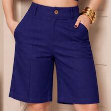 Bermuda feminina elegante em linho Azul Marinho com bolsos e fechamento em zíper e botão, perfeita para um estilo casual de verão com leve elasticidade para maior conforto. - Azul Royal - Visão 4