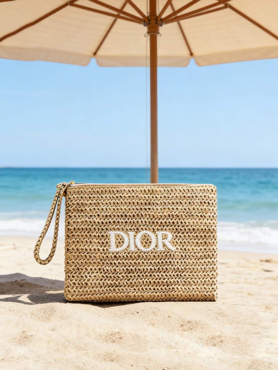 Dior Túi cói thêu logo mới của Materiel. Một chiếc túi đựng mỹ phẩm tinh tế. Thời trang Xuân Hè 2026 mới. Vật dụng cần thiết khi đi du lịch. Túi đựng đồ trang điểm, một chiếc túi đựng đồ đơn giản và thanh lịch. Một chiếc túi xách tiện dụng. Cũng thích hợp để sắp xếp túi đồ vệ sinh cá nhân của bạn. - Màu be - Xem 1
