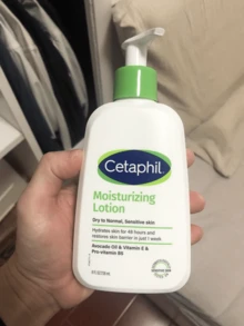 Cetaphil 丝塔芙保湿乳液（大瓶 236ml，小瓶 118ml）——无香型身体及面部乳液，48 小时长效保湿，适用于干性至中性及敏感性肌肤，蕴含牛油果油、维生素 E 和 B5，一周内修复肌肤屏障，低致敏性，不致粉刺，质地轻盈易吸收，经皮肤科医生推荐，适合男女日常护肤，旅行装，馈赠佳品，冬季干燥必备，纯素配方，清洁保湿护肤必备品 - 絲塔芙酪梨倍潤保濕潤膚乳 - 查看 7