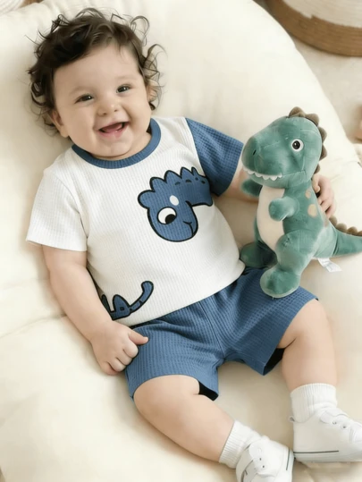 Bộ đồ 2 món hình khủng long dễ thương, áo thun ngắn tay và quần short phối họa tiết hình vuông thoáng khí cho bé trai, thích hợp cho mùa hè.