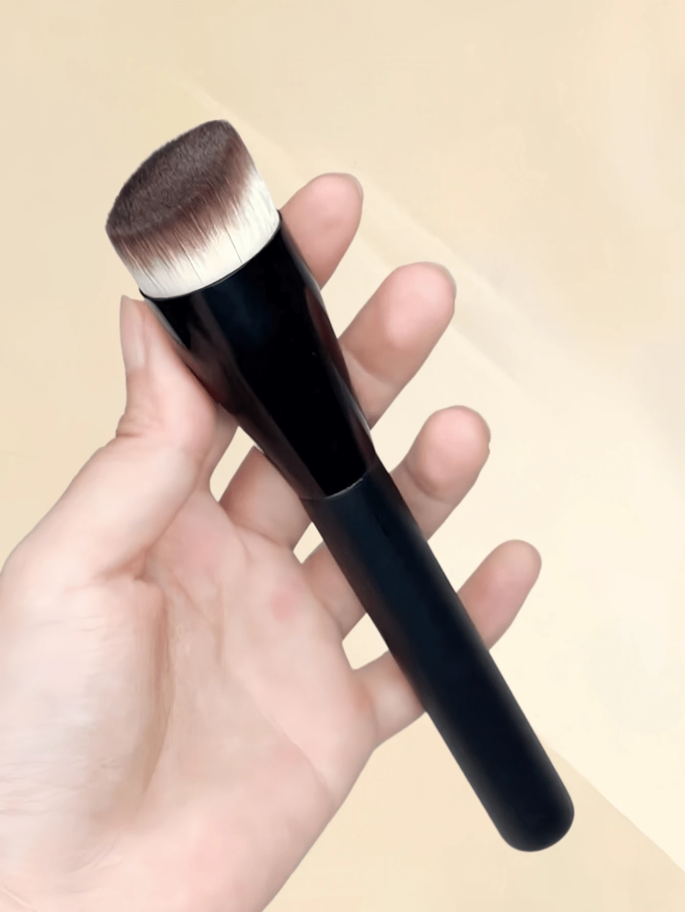 1支斜角粉底刷，适用于粉底液、粉饼、面膜等。 - 黑色 - 查看 1