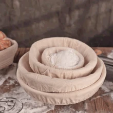 1 pezzo Cestino di lievitazione per pane rotondo in rattan da 13 cm con fodera, cestino per impasto di pane acido, utensile da cucina multifunzionale, cestino per modellare il pane fatto a mano, in materiale di rattan naturale, perfetto per la panificazione con lievito e pasta acida - Strumento essenziale per la panificazione artigianale per uso domestico e professionale, lievitazione del pane, produzione di pane fatto in casa, cestino per la lievitazione del pane, accessori per la panificazione, utensile per pane fatto a mano, adatto per tutti i 12 mesi - Bianco - Visualizzare 5