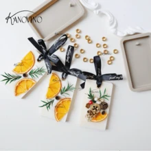 KANOVINO 22件套香薰蜡烛托架套装，包含2个模具和20个金属扣环。模具耐热、易清洗、可重复使用，采用一体成型工艺。是手工爱好者的理想之选。硅胶材质，可用于制作蜡烛或肥皂。 - 2pcs矩形模具+20銀色金屬扣 - 查看 3