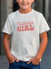 El estampado muestra la frase Flower Girl en letras grandes con textura floral que simboliza alegría y energía natural evocando frescura y espíritu libre en los días soleados Camiseta de niño 100% algodón suave y cómoda ideal para uso diario - Blanco - Ver 6