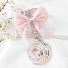 PETCHIC Harnais pour animaux de compagnie avec grand nœud rose attrayant et ensemble de laisse, équipement de camping et de promenade printanier pour chiens et chats, sangle de poitrine de laisse réglable, accessoires doux et confortables pour les activités extérieures avec chiens et chats - Rose bonbon - Voir 2