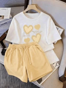 Camiseta blanca + pantalones cortos beige