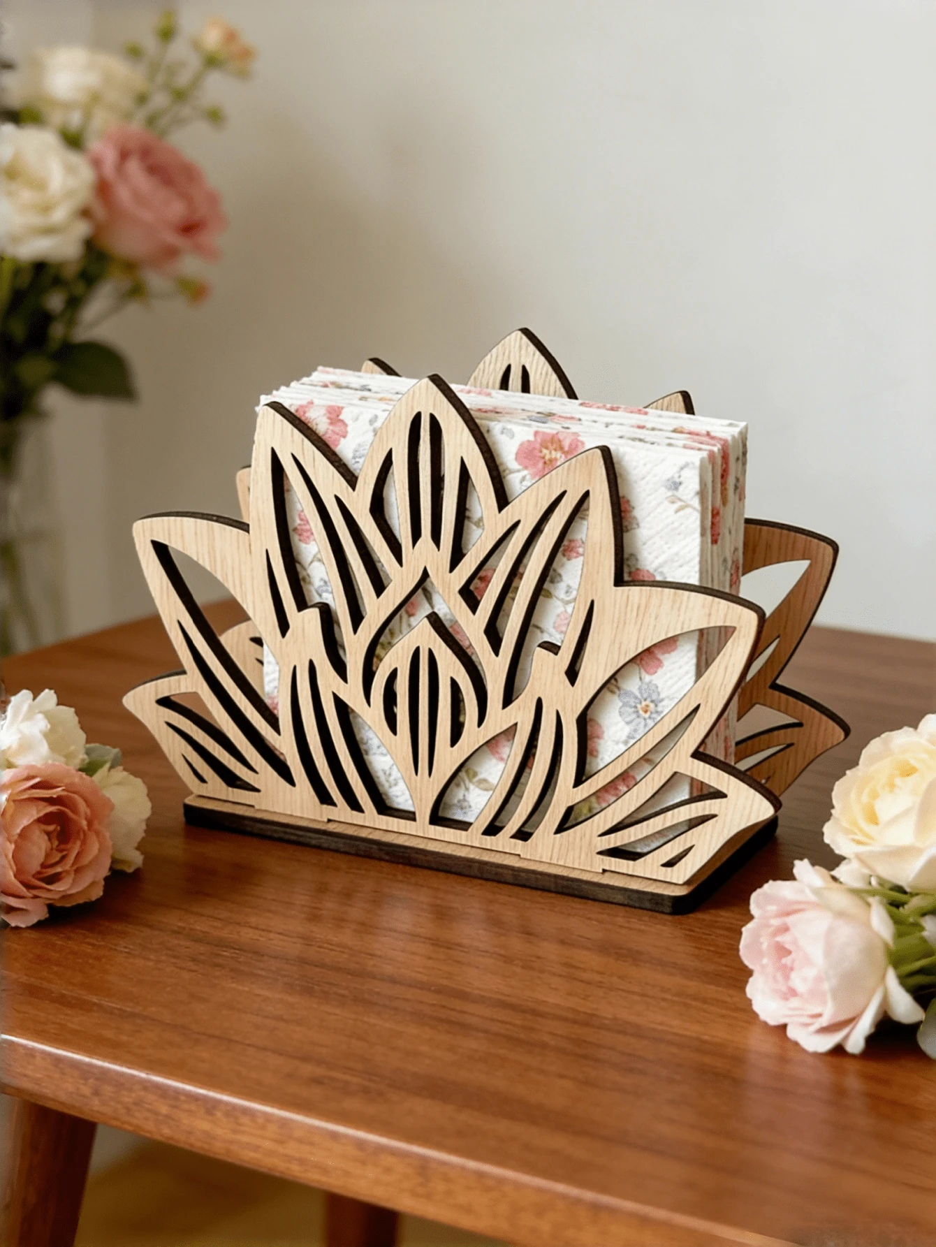 1 Peça Suporte de Cartão de Madeira, Organizador de Cartão de Madeira Maciça, Caixa de Armazenamento, Design Vazado Retrô, Clipe de Cartão, Suporte de Lenço, Organizador de Mesa Decorativo para Casa e Escritório, Presente Perfeito para Amigos, Família e Colegas, Solução de Organização de Estilo Vintage, Elegante, Funcional e Prática. - Forma de flor de cor de tronco - Visão 1