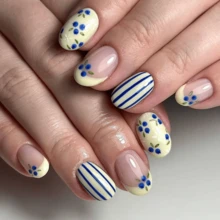 24片椭圆形美甲贴纸，包含蓝黄法式美甲、蓝莓黄水果、条纹图案等，适合女性和女孩，春、夏、秋、冬四季皆宜，是派对、约会和日常办公佩戴的理想选择。 - 彩色 - 查看 1