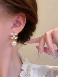 Đôi bông tai bằng đồng mạ vàng 18K thanh lịch và đáng yêu này rất phù hợp để đeo hàng ngày và dự tiệc. - Nhiều màu - Xem 5