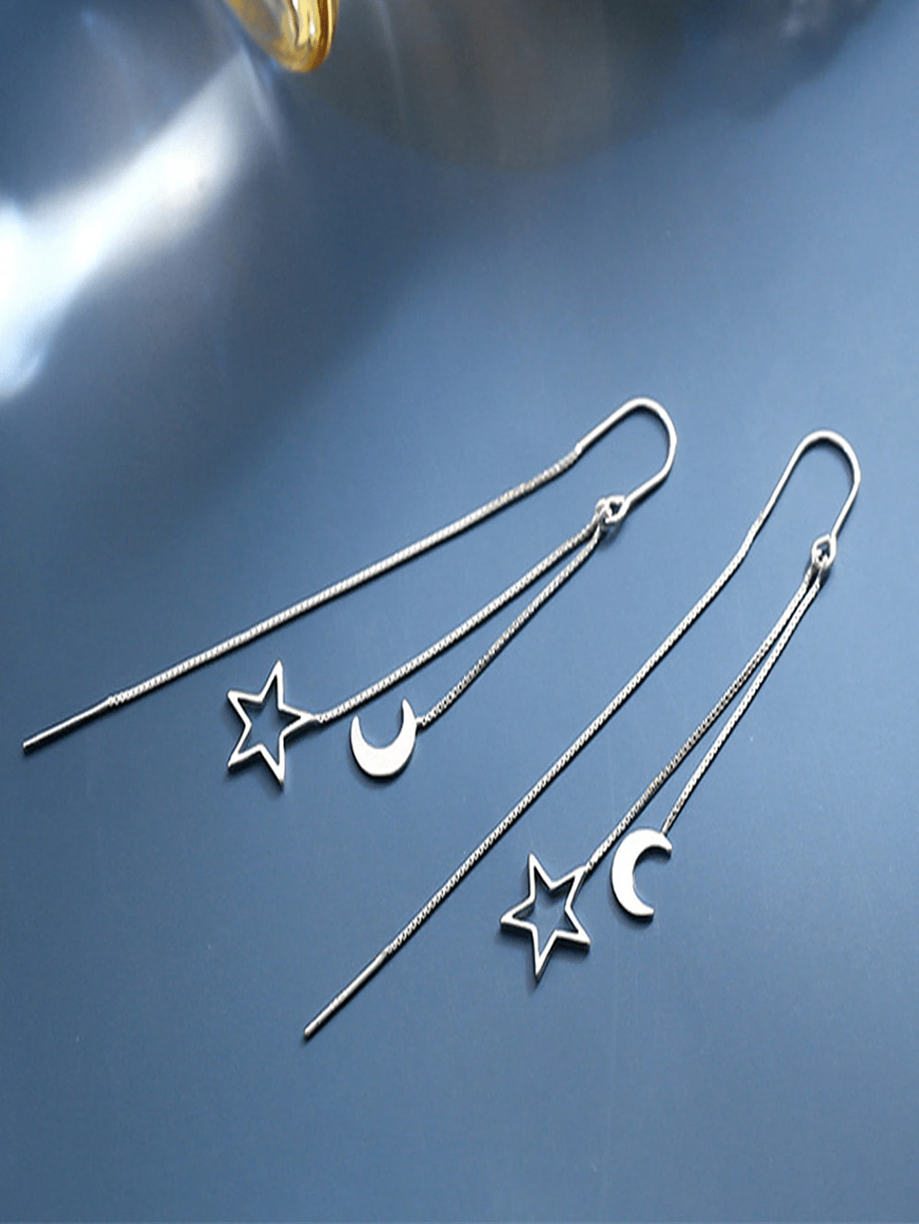 1 par de pendientes largos con borlas huecas con forma de estrella y luna, pendientes elegantes que estilizan el rostro, adecuados para uso diario, vacaciones, fiestas, como regalo - Plateado - Ver 1