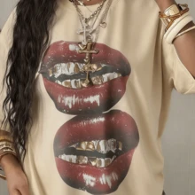 2026 Summer ShirtCoolane Women's Summer Concert Streetwear Vintage Casual Y2K Hippie Old Money Comfortable Lips Graphics Oversized White TeesLoose An - 杏色 - 查看 5