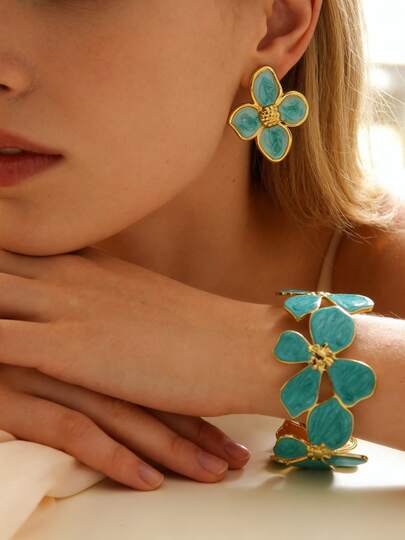 VceTd 1 Set de joyería de estilo minimalista y naturalista de acero inoxidable con diseño de flor de cuatro pétalos multicolor esmaltada, que incluye pulsera y aretes, adecuado para atuendos de moda femenina o uso en fiestas, también es un gran regalo para amigos