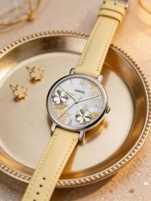 Fossil Đồng hồ nữ họa tiết hoa 3D, dây da màu vàng nhạt, mặt số khảm xà cừ, kiểu dáng dễ thương, phù hợp đeo hàng ngày, xem ngày, hoặc trong những dịp thường ngày. - Màu vàng - Xem 1