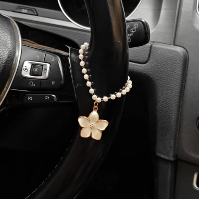 单件装 - 精美珍珠链金属花朵方向盘饰品，时尚金属吊坠，可用于汽车座椅收纳，设计时尚，多功能汽车饰品，也适用于包包、方向盘吊坠和后视镜吊坠。