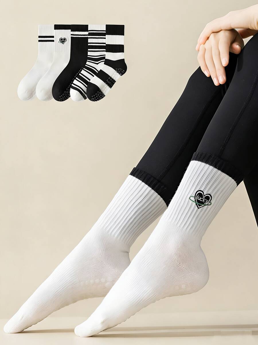 3 Paar/4 Paar Damen Schwarz & Weiß Serie atmungsaktive rutschfeste Yoga Socken, Einheitsgröße, neutrale Silikon Streifen rutschfeste Bootsocken mit Herz Stickerei, feuchtigkeitsableitende Sportssocken geeignet für Pilates, Ballett, Fitness, gestreifte und einfarbige rutschfeste Socken geeignet für Fitness Zuhause und Studio Nutzung - Verschiedenfarbig - Übersicht 1